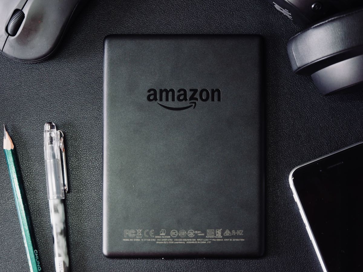 Amazon ahora requiere declarar contenido generado por IA